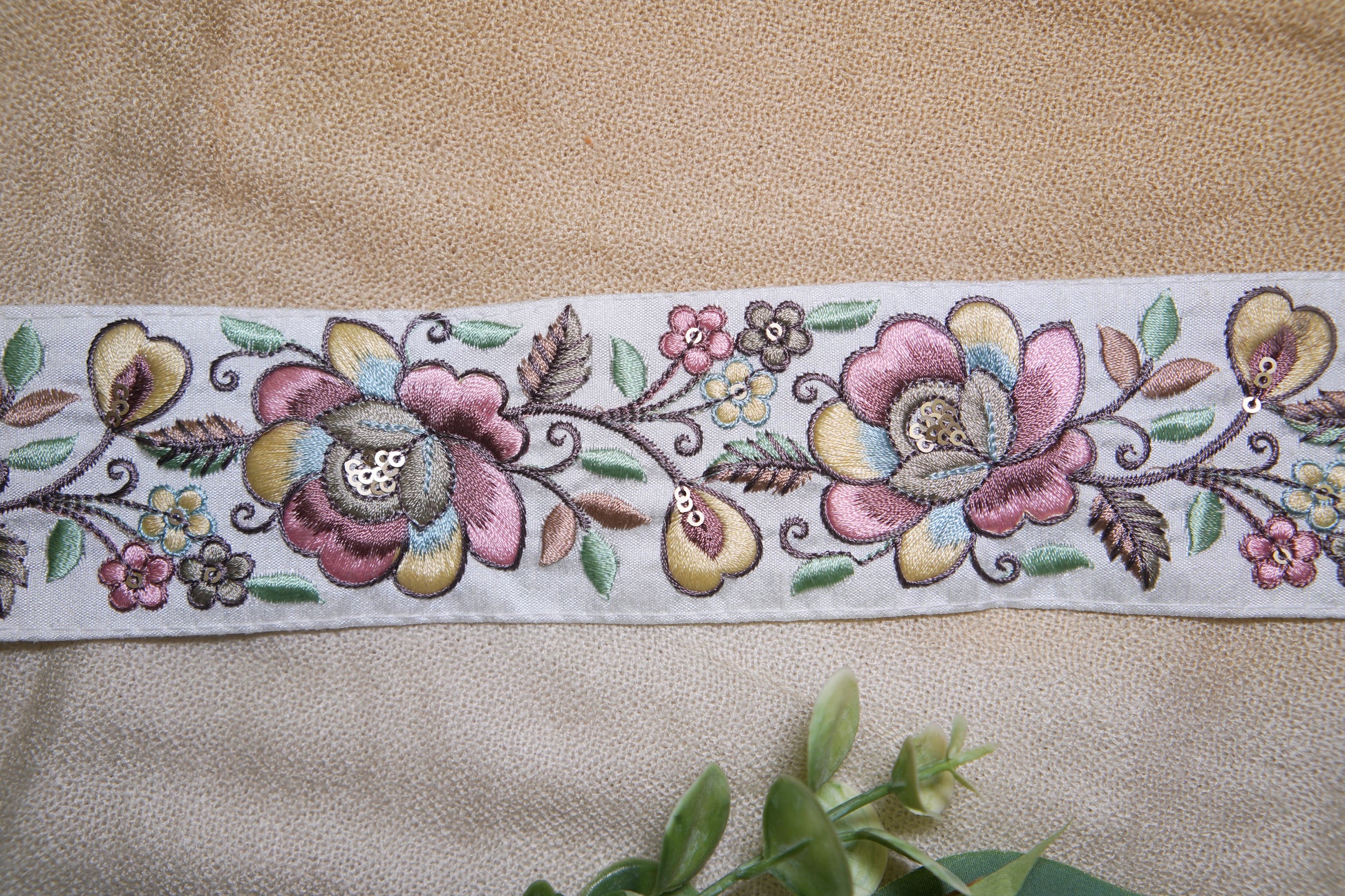 Elegant Floral Embroidery Trim