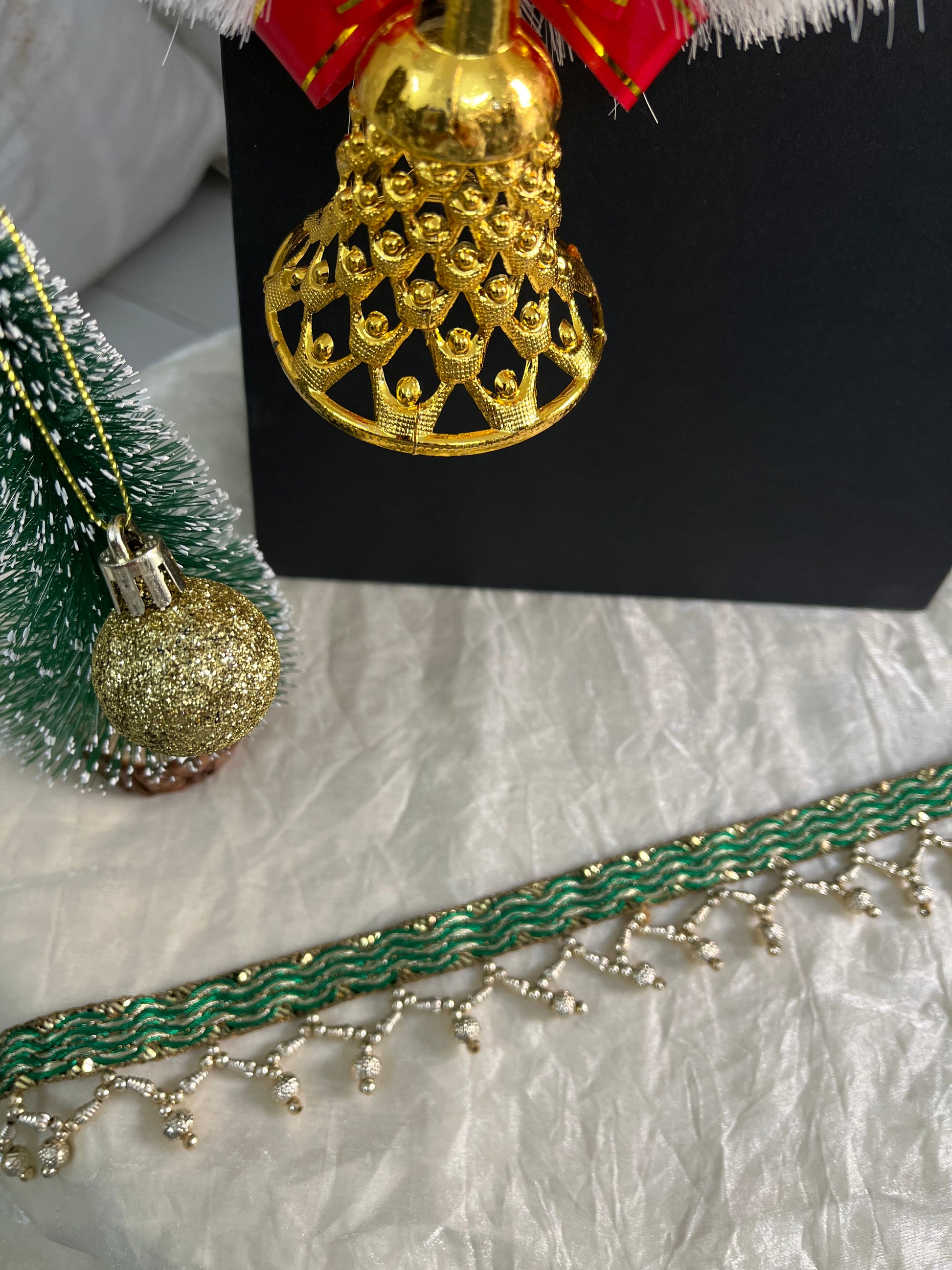 Dangling Bead Border Lace